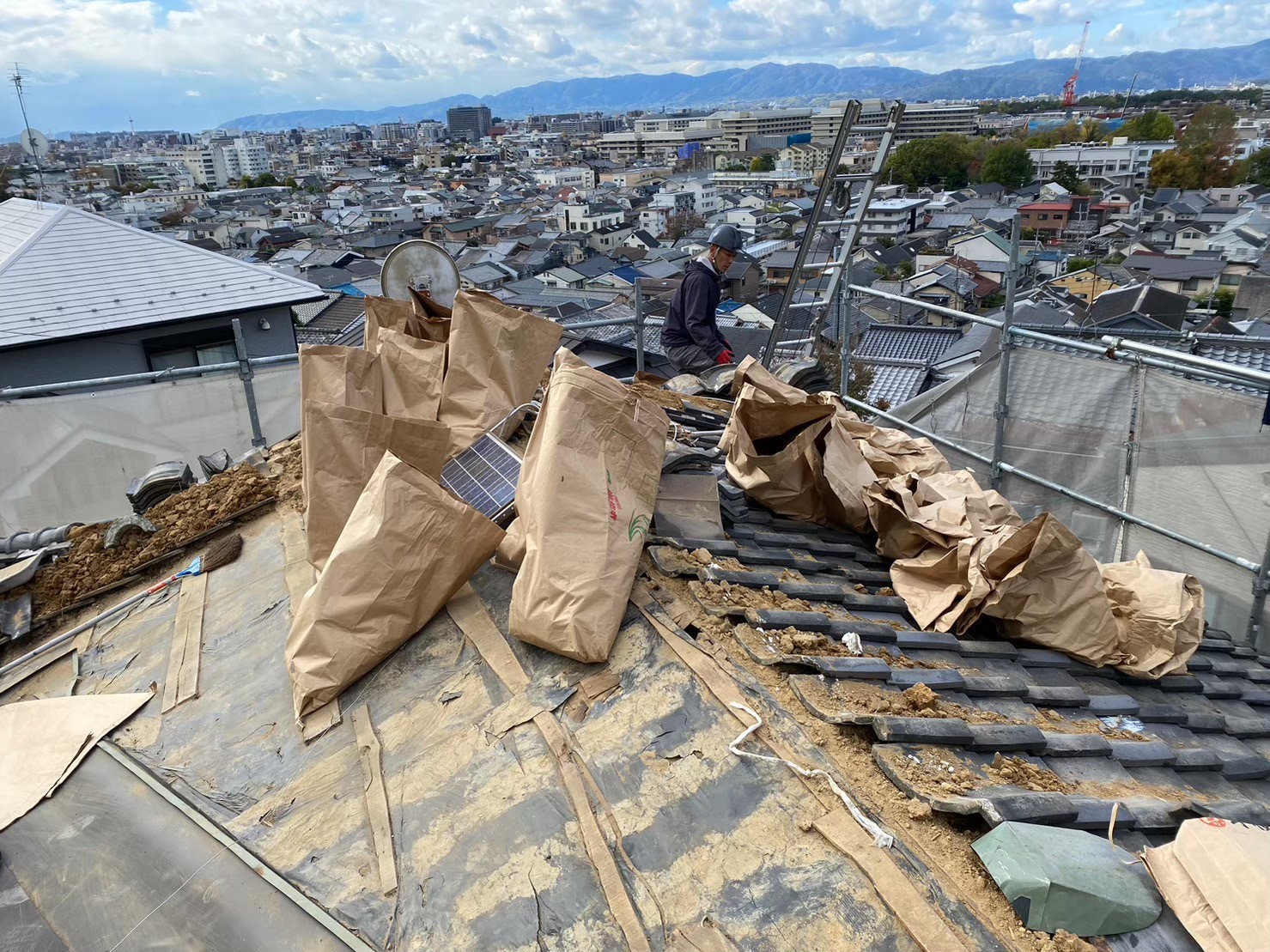 Tile roof dismantling