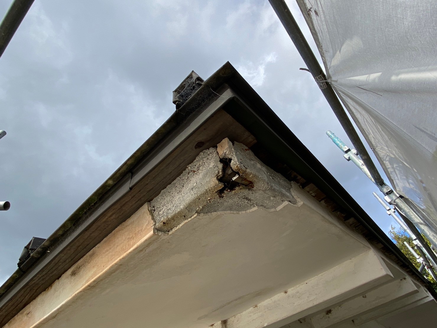 Cracked exterior wall and eaves