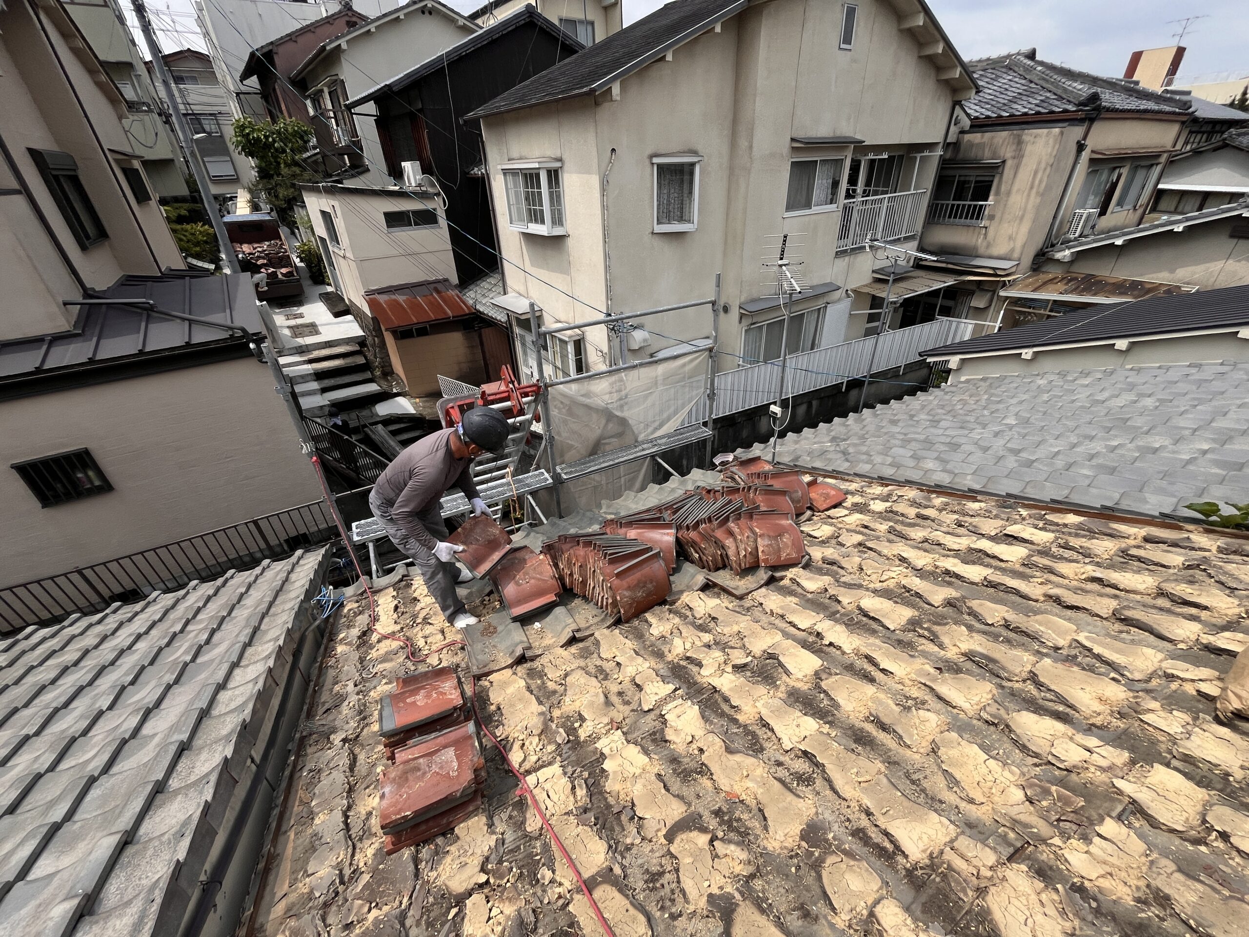 Construction waste disposal from roof tile removal in Kyoto
