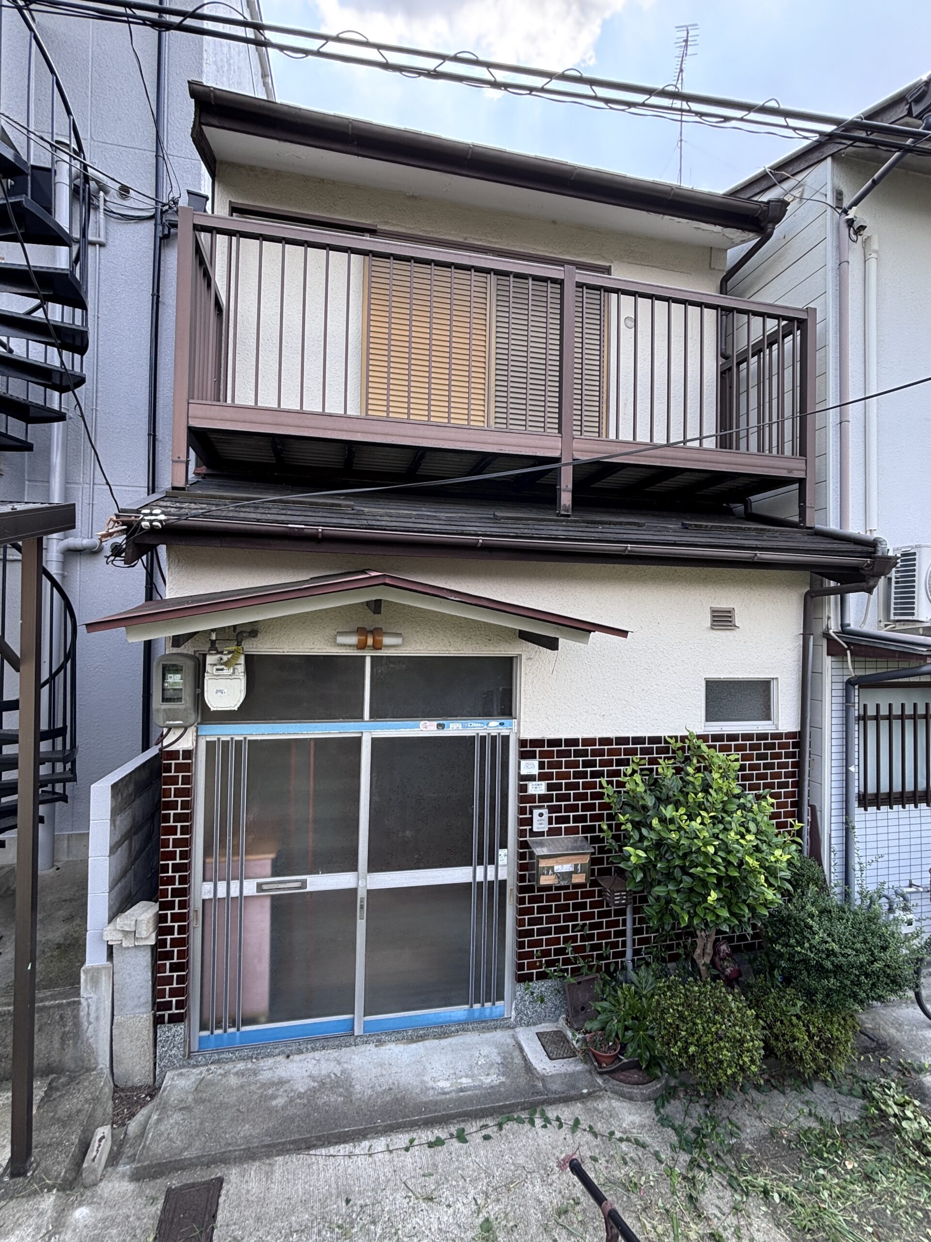 The exterior of the old vacant house