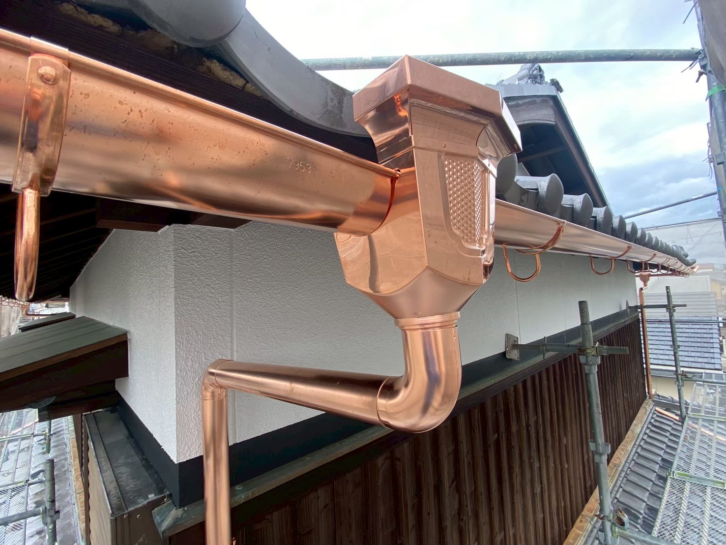 Gutter condition check and repair during roof renovation in Kyoto